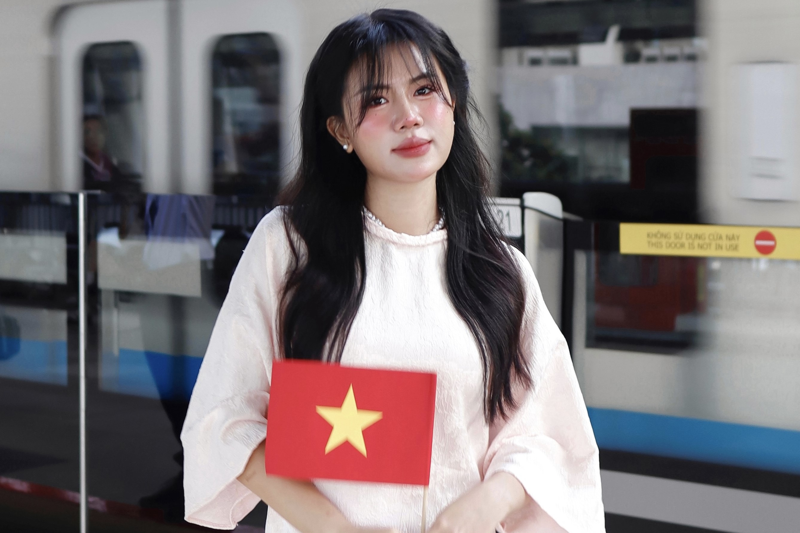 Trend chup anh ao dai Tet o metro so 1 TP.HCM hinh anh