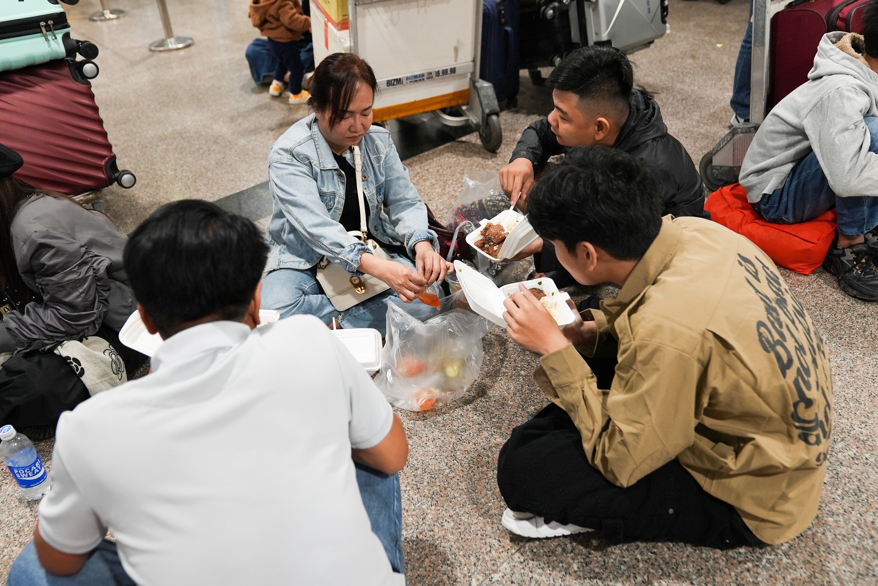 Trang dem cho ve ve que an Tet o san bay Tan Son Nhat hinh anh