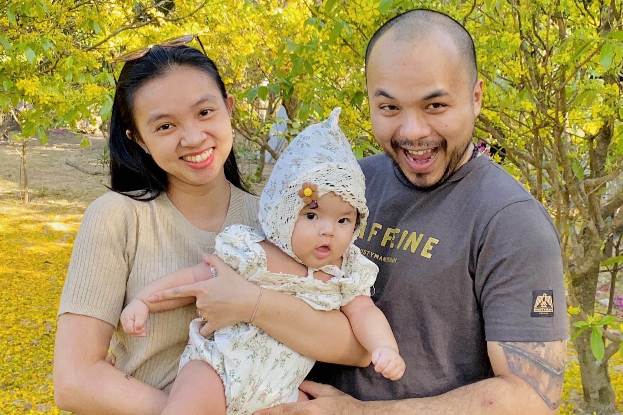 Gia dinh tre o TP.HCM chi 100 trieu an Tet, don xuan tren san tennis hinh anh