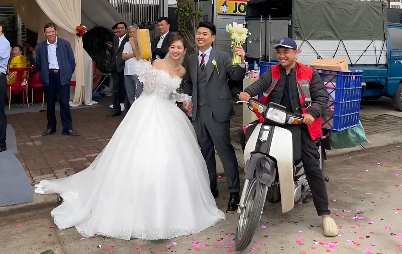 Co dau dat hang online, shipper giao den ngay luc lam le hinh anh