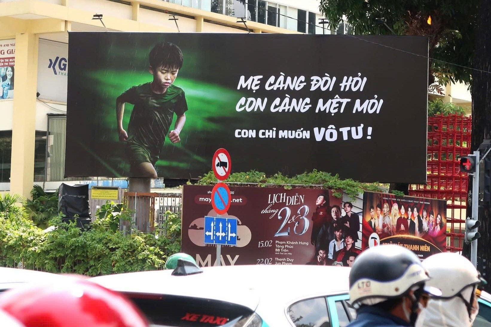 Cac bien quang cao 'Con chi muon vo tu' bi dong loat go bo o TP.HCM hinh anh