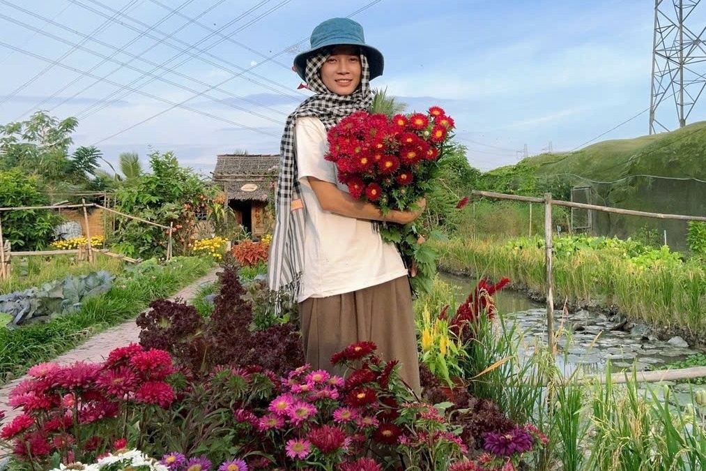 Co gai bo pho ve que lam vuon sinh thai, khach den ngu choi, bat ca an hinh anh