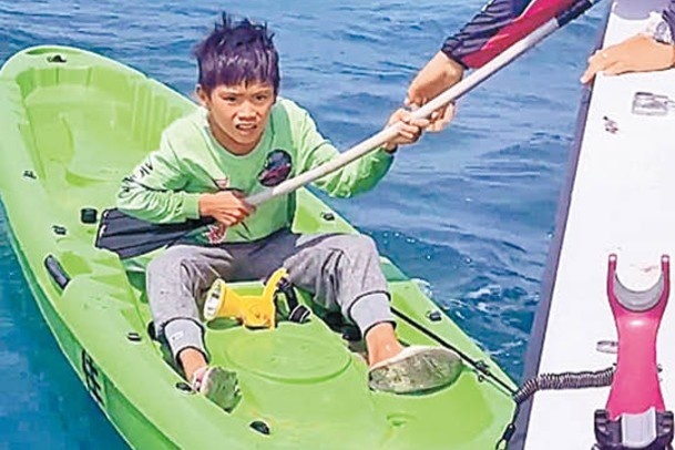 Ngu quen khi di cau muc, be trai Trung Quoc troi dat 24 gio tren bien hinh anh