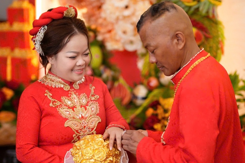 Co dau Binh Duong lay chong hon 21 tuoi, hoa cuoi duc tu 11 cay vang hinh anh