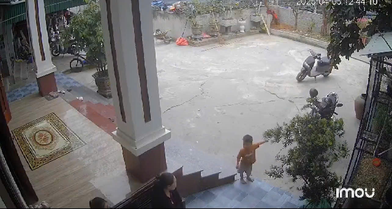 Be trai noi chua soi chay vao nha goi nguoi lon cuu ban bi duoi nuoc hinh anh