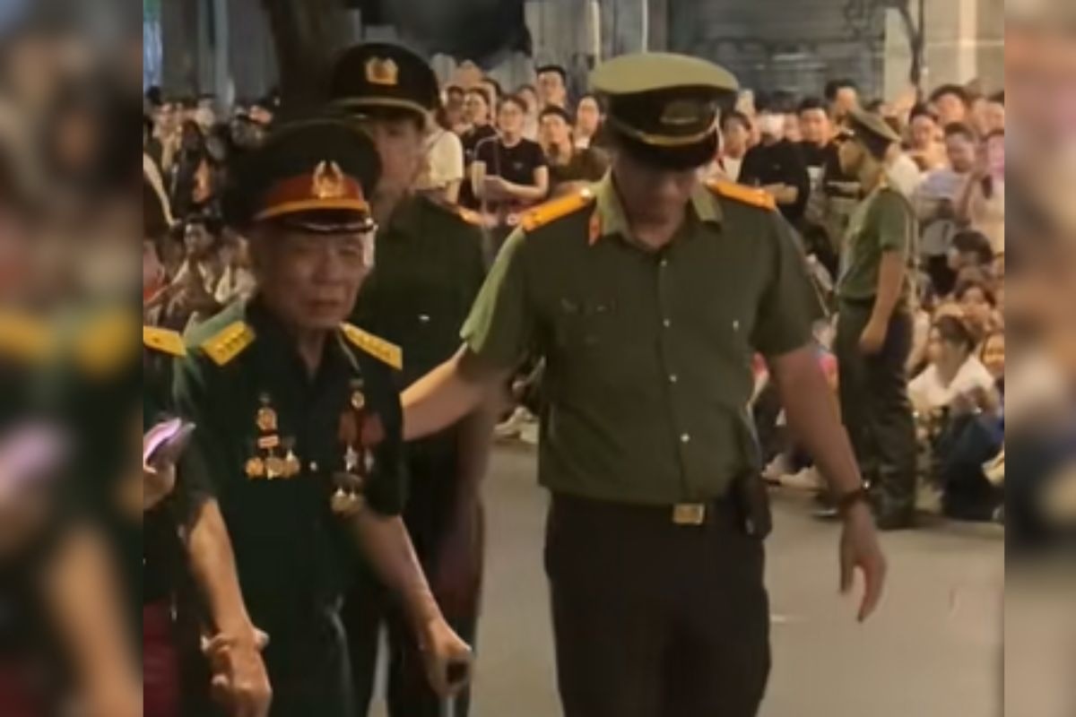 Xuc dong khoanh khac cuu chien binh duoc cong an ho tro trong toi hop luyen hinh anh