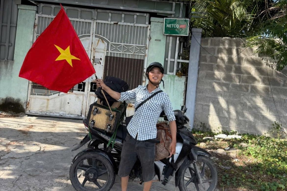 Chang trai lai xe 3 banh tu Nghe An vao TP.HCM xem dieu binh hinh anh