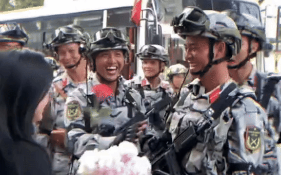 10 trieu luot xem co gai tang hoa cho chien si dieu binh 30/4 o TP.HCM hinh anh