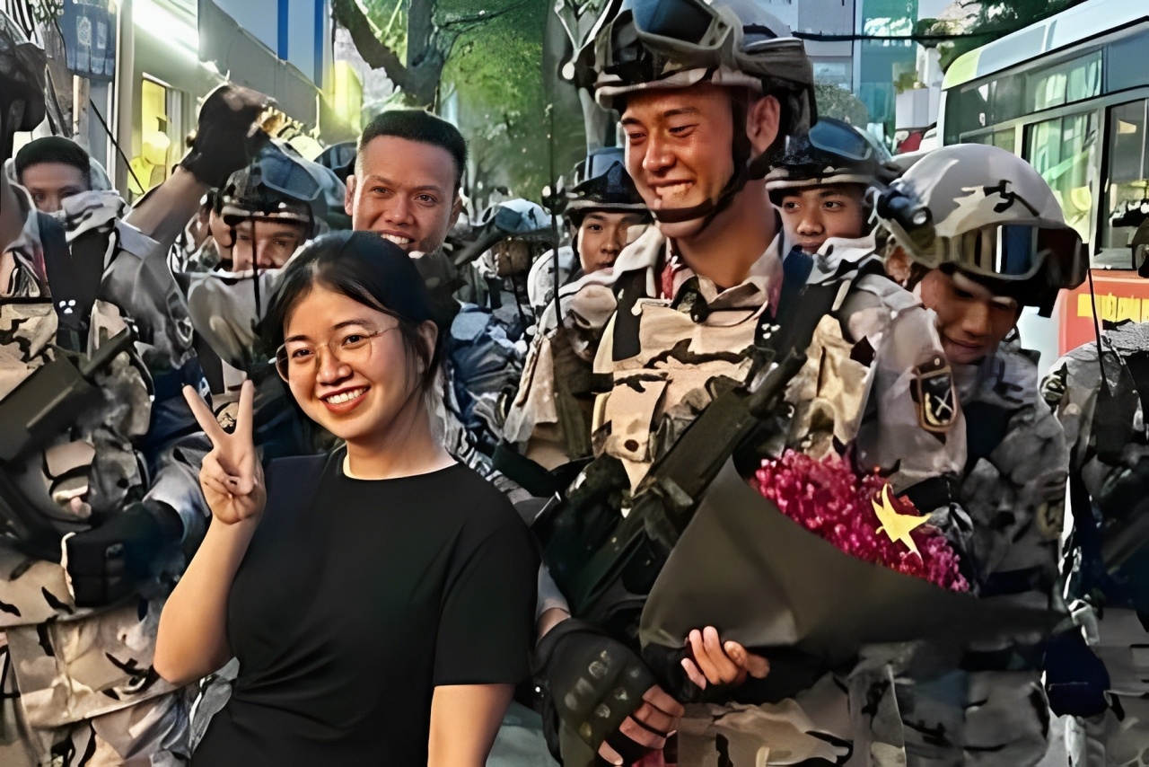 Co gai tang hoa chien si dieu binh, bat ngo nhan lai mon qua dac biet hinh anh