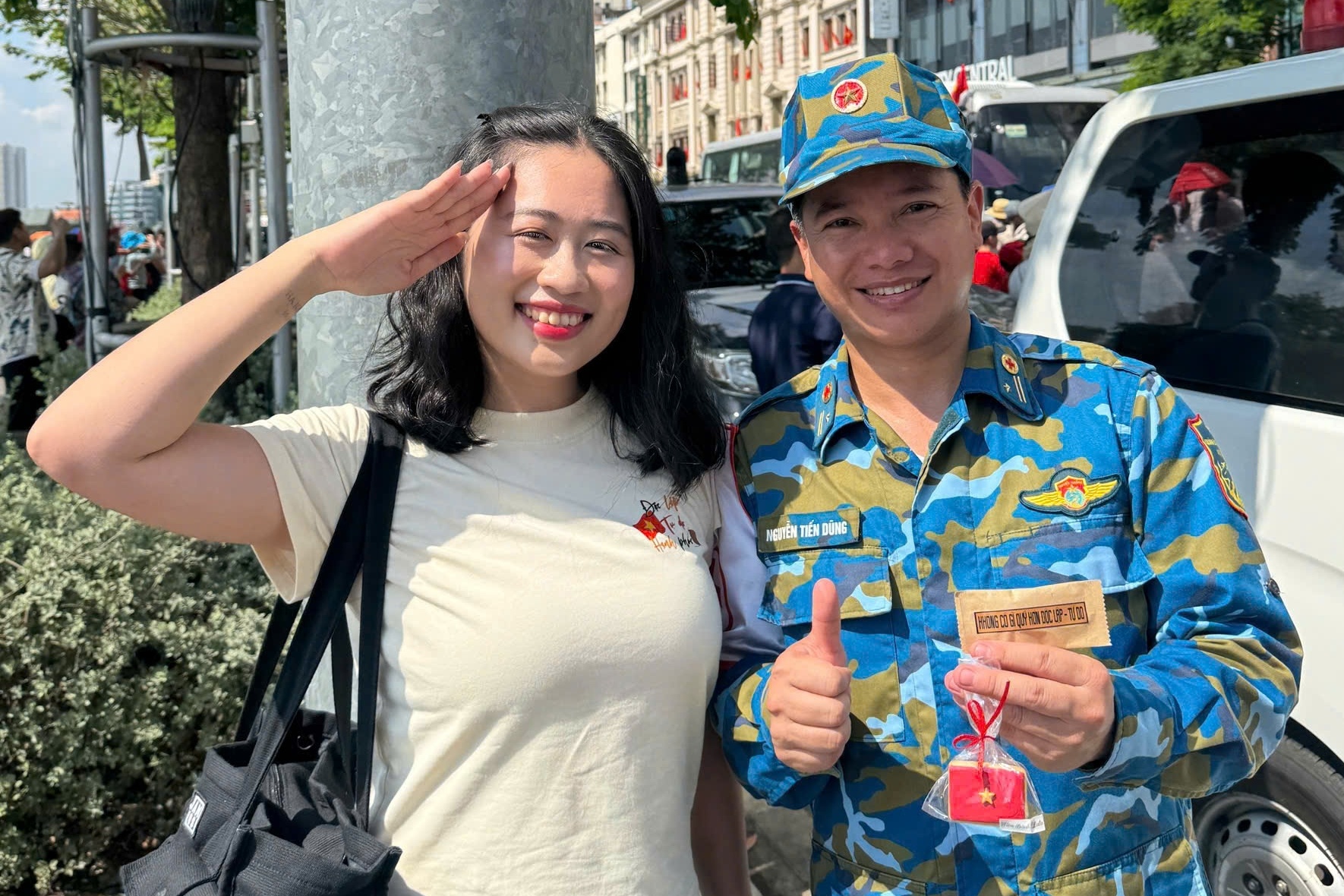 Xuyen dem lam 100 cuon cha gio, 200 tui banh tang nguoi dan, chien si hinh anh