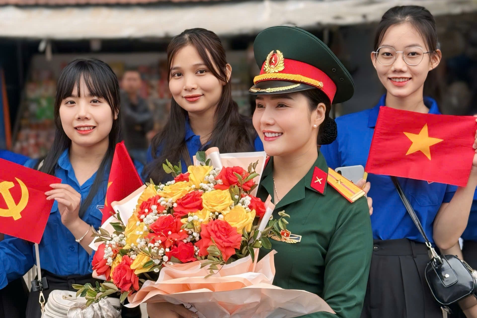 Nu thieu ta co giong doc thuyet minh am ap, hao hung o dai le 30/4 hinh anh