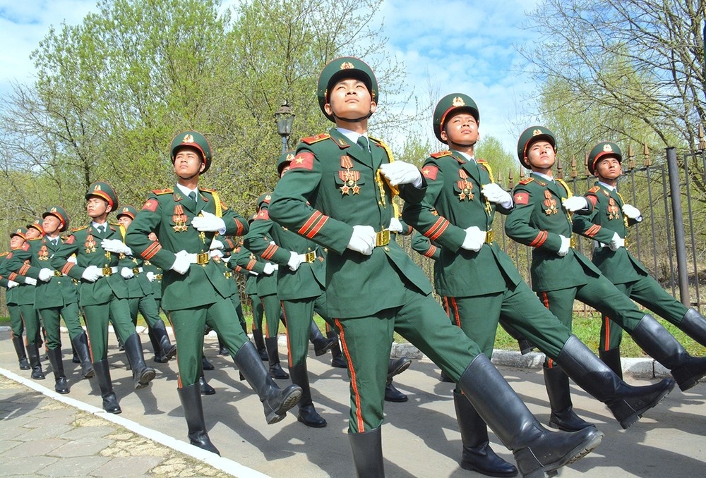 Bo doi Viet Nam 'di giua vong tay dong bao' khi duyet binh o Moscow hinh anh