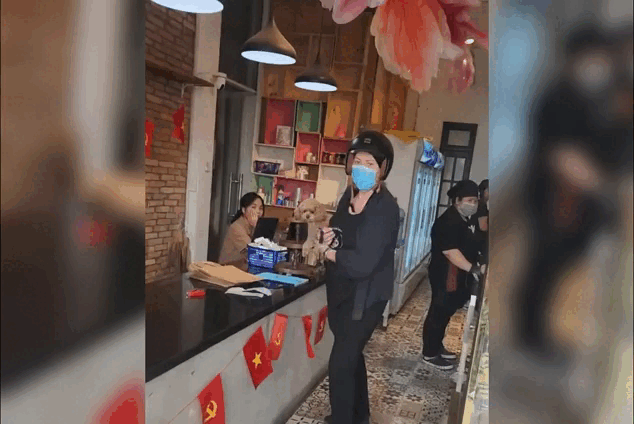 Quan banh xin loi vi duoi shipper, bat dung cho giua trua nang gat hinh anh