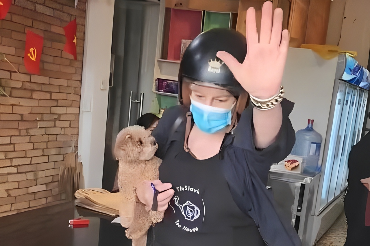 Shipper bi duoi khoi quan banh, phai dung cho giua troi nang hinh anh