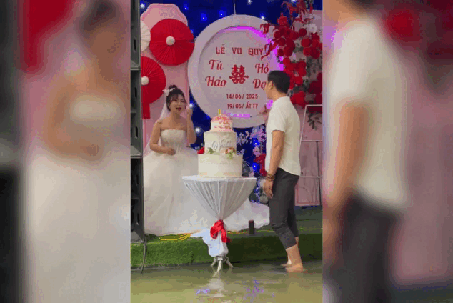 Thuc hu clip co dau khoc nac vi so lu khong ai den du dam cuoi o Hue hinh anh