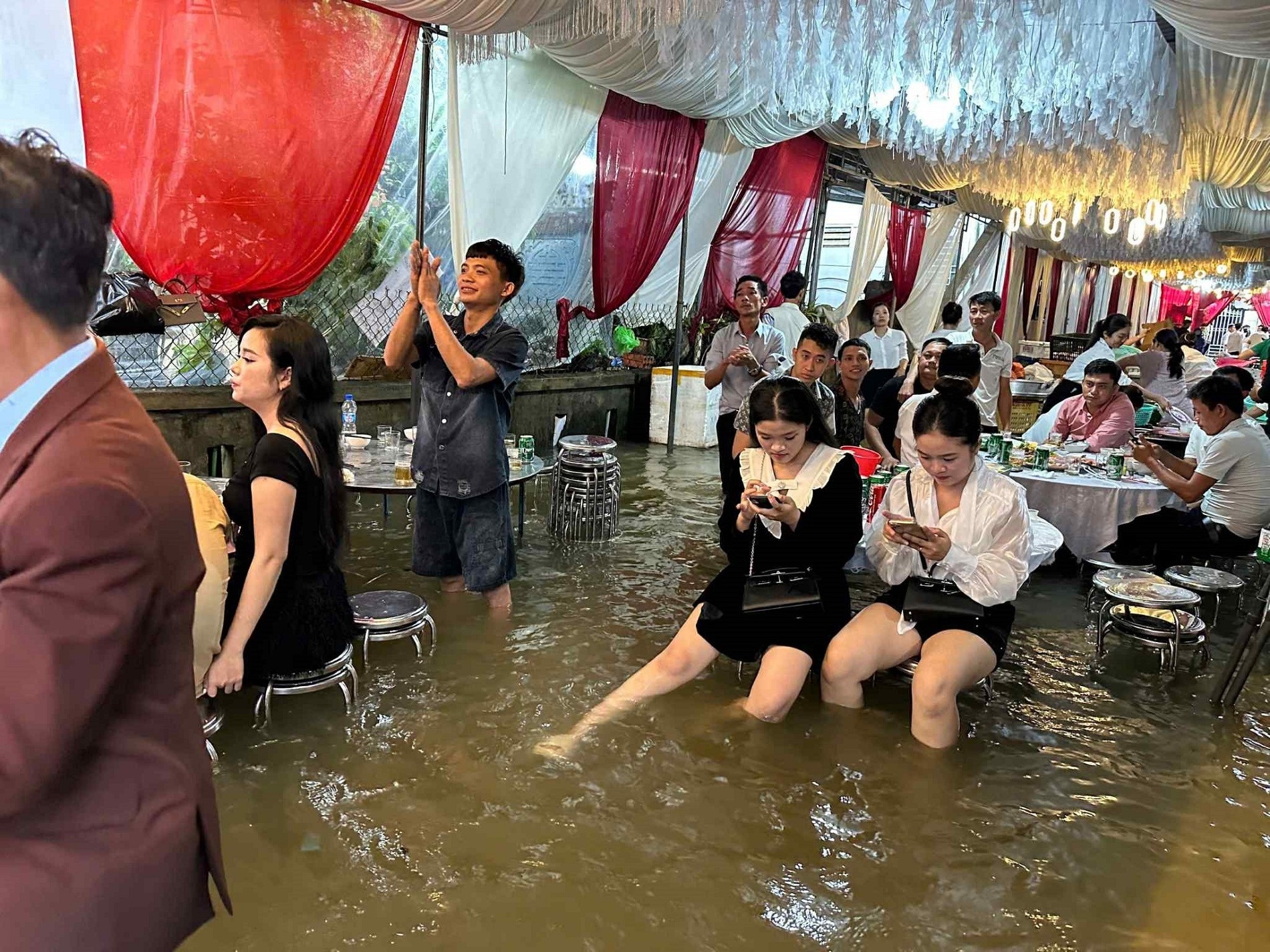 Co dau Hue khoc nuc no vi khach loi nuoc lu bi bom den du dam cuoi hinh anh