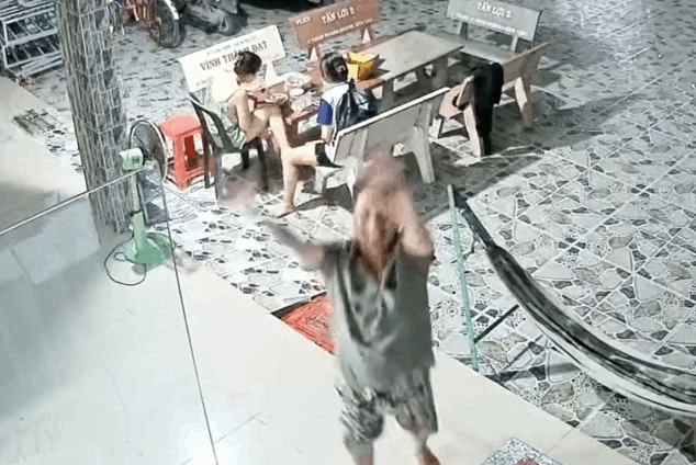 Cha nhảy múa, vẫy tay rối rít khi nghe tiếng con gái gọi qua camera