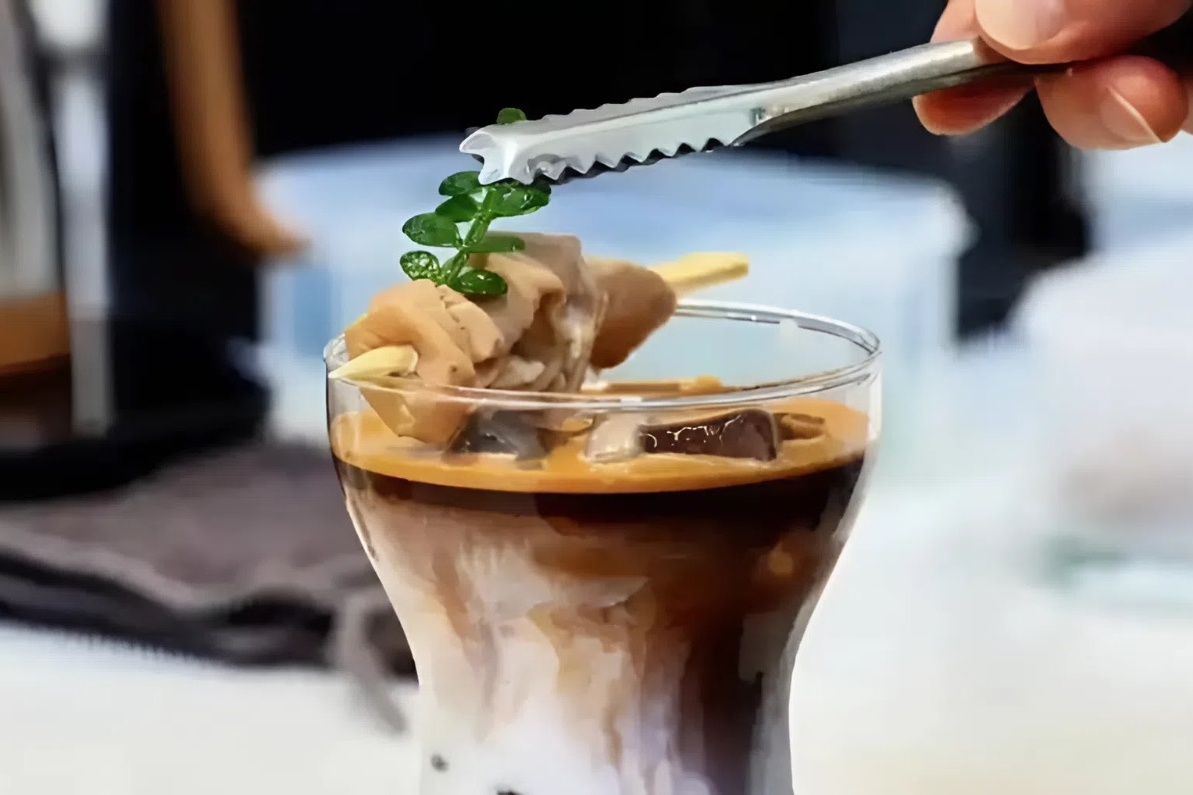 Ly ca phe sua long heo khien dan mang Trung Quoc 'khau chien' hinh anh