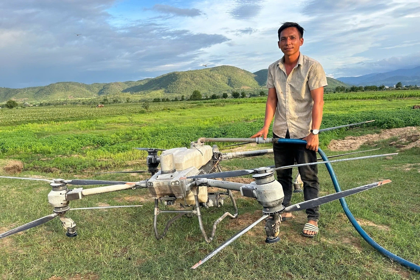Tang bang khen nong dan Gia Lai lai drone cuu 2 tre giua nuoc lu hinh anh
