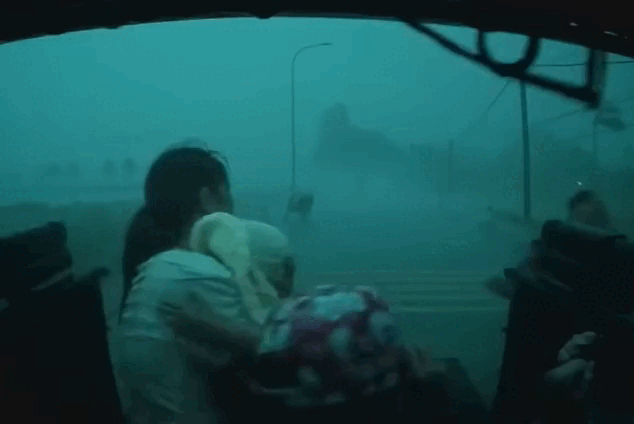 Tài xế xe bán tải cứu 1 phụ nữ, 5 trẻ em giữa cơn dông lớn ở Hà Nội