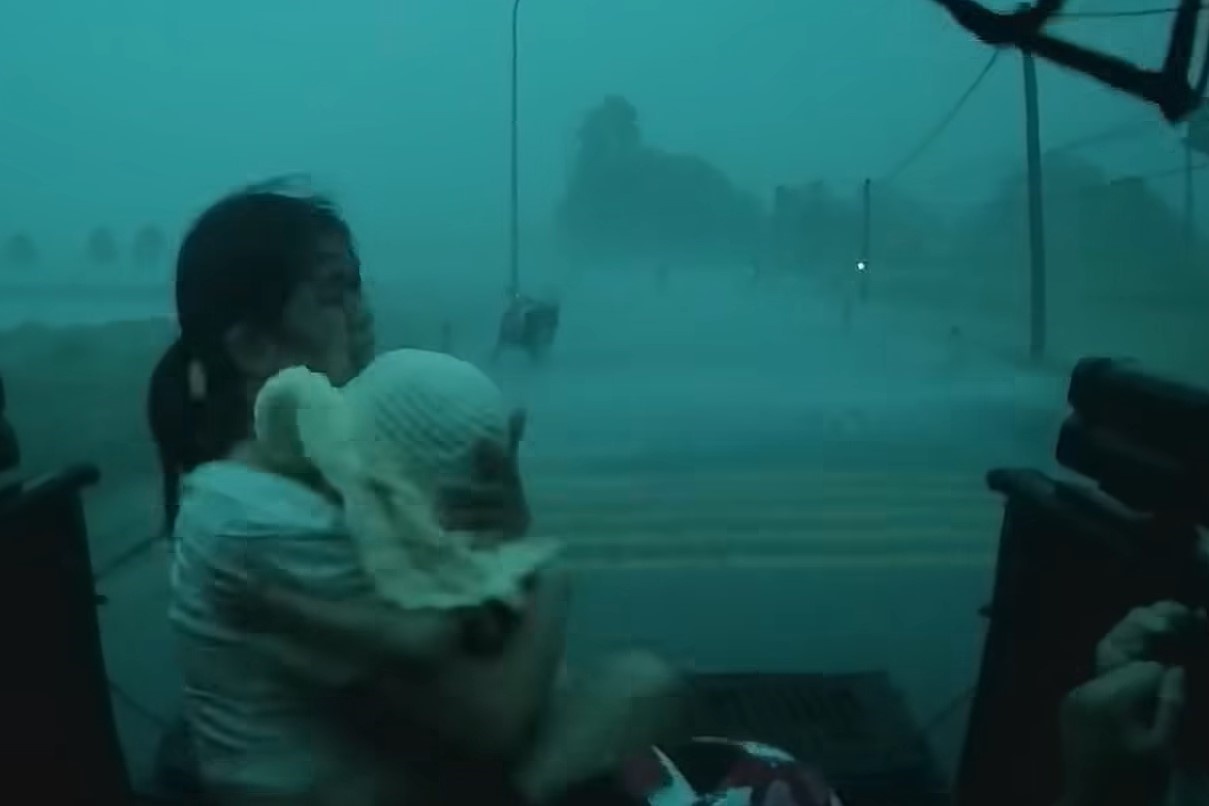 Tai xe be 5 dua tre len xe giua mua dong o Ha Noi hinh anh