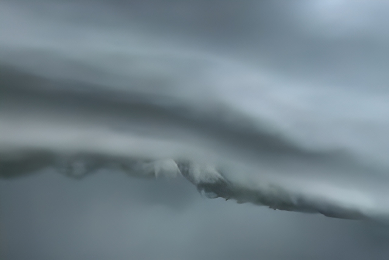 May den cuon cuon tren bau troi Quang Ninh trong dong to hinh anh