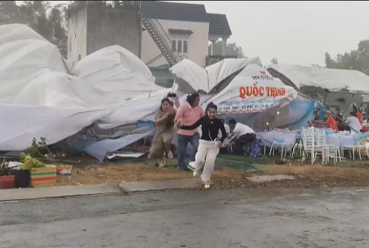 Rap tiec thoi noi o TP.HCM do sap giua con dong loc hinh anh