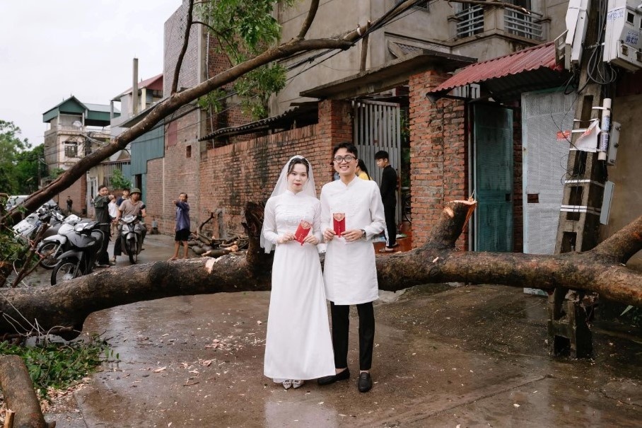 Thuc hu cap doi chup anh cuoi giua canh hoang tan 'trong bao Wipha' hinh anh