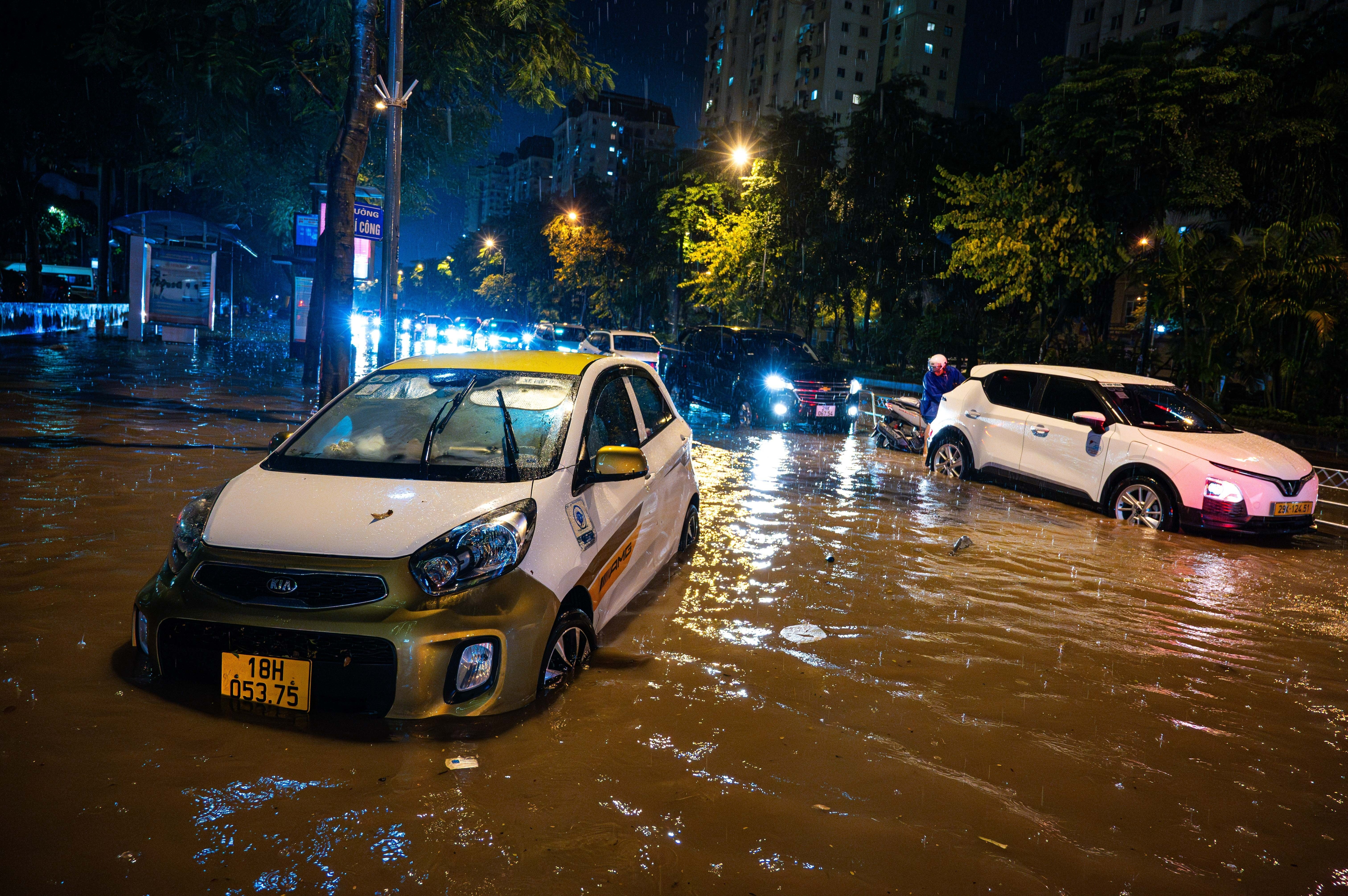 Nhung tran mua lon o do thi va ky nguyen bao to hinh anh