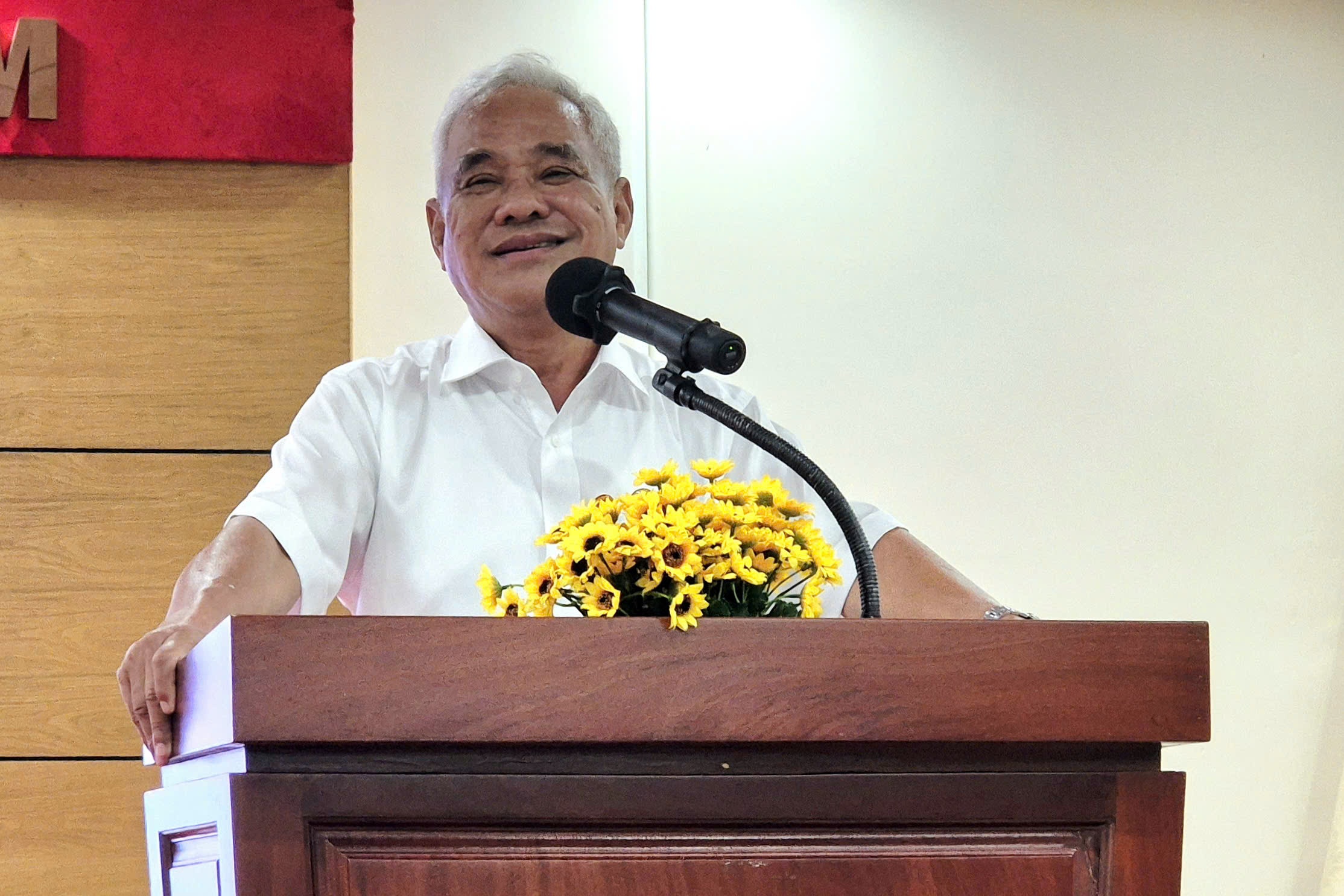 Thap len ngon lua ky uc Doan vien thoi khang chien lich su hinh anh