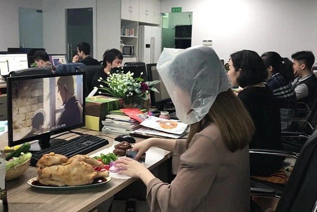 Tu thu cua nguoi 'bat day nhu xac song hoi sinh' de an vat o cong ty hinh anh