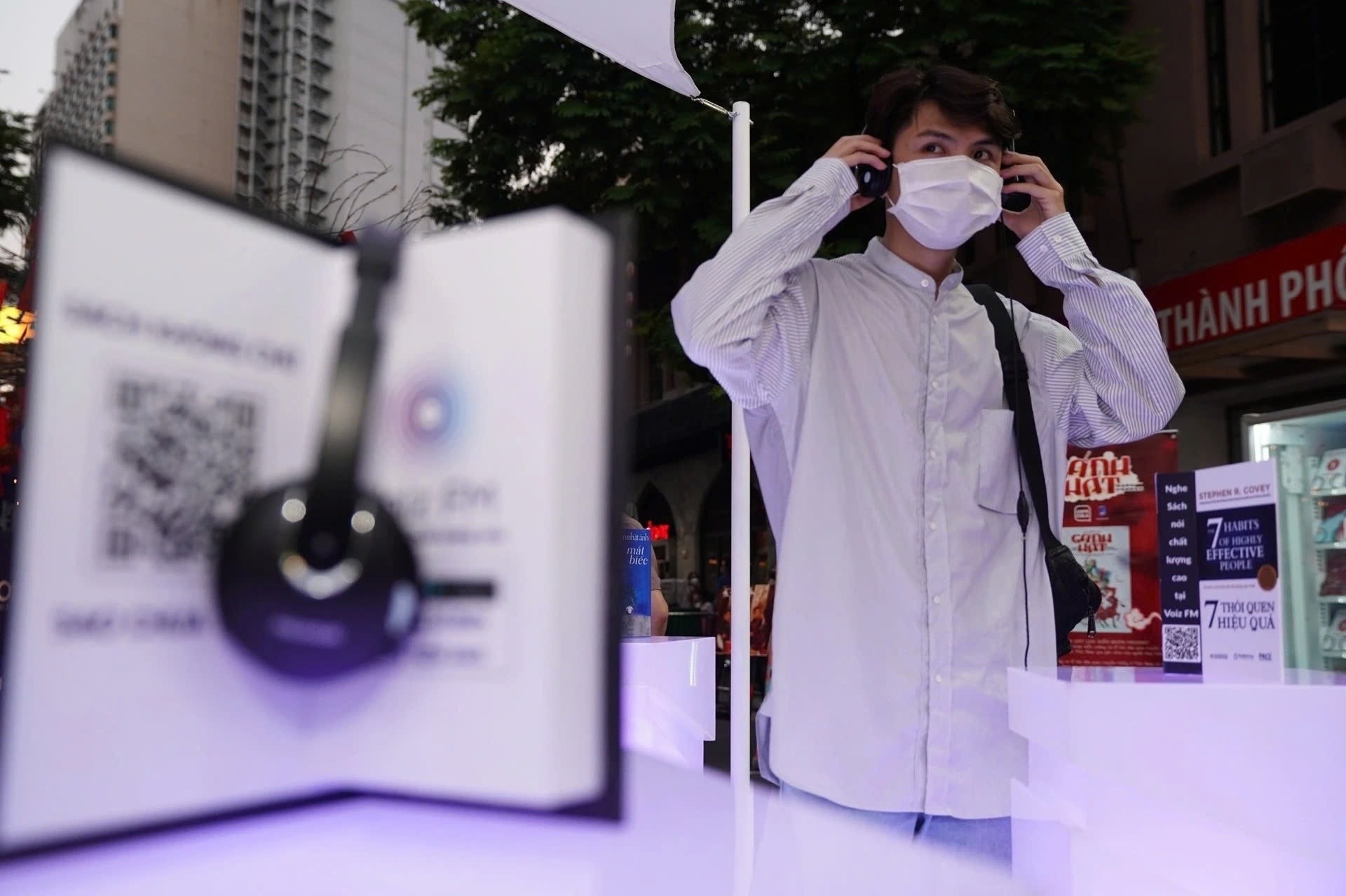 Nghe sach noi toc do 2x, gioi tre bi che 'tam than' hinh anh