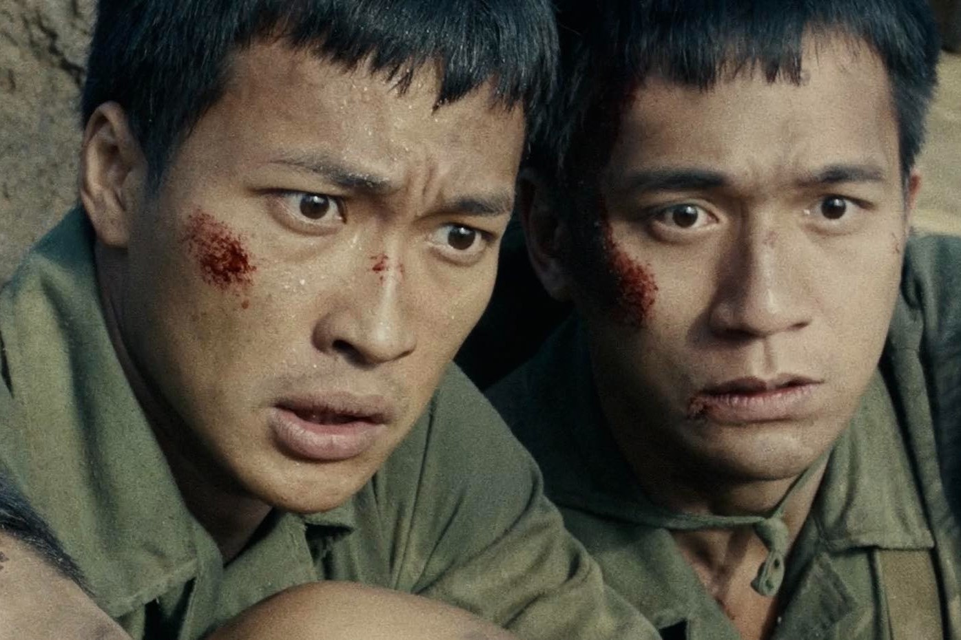 Hai chang sinh vien ra tran trong 'Mua do' va 'Mai mai tuoi hai muoi' hinh anh