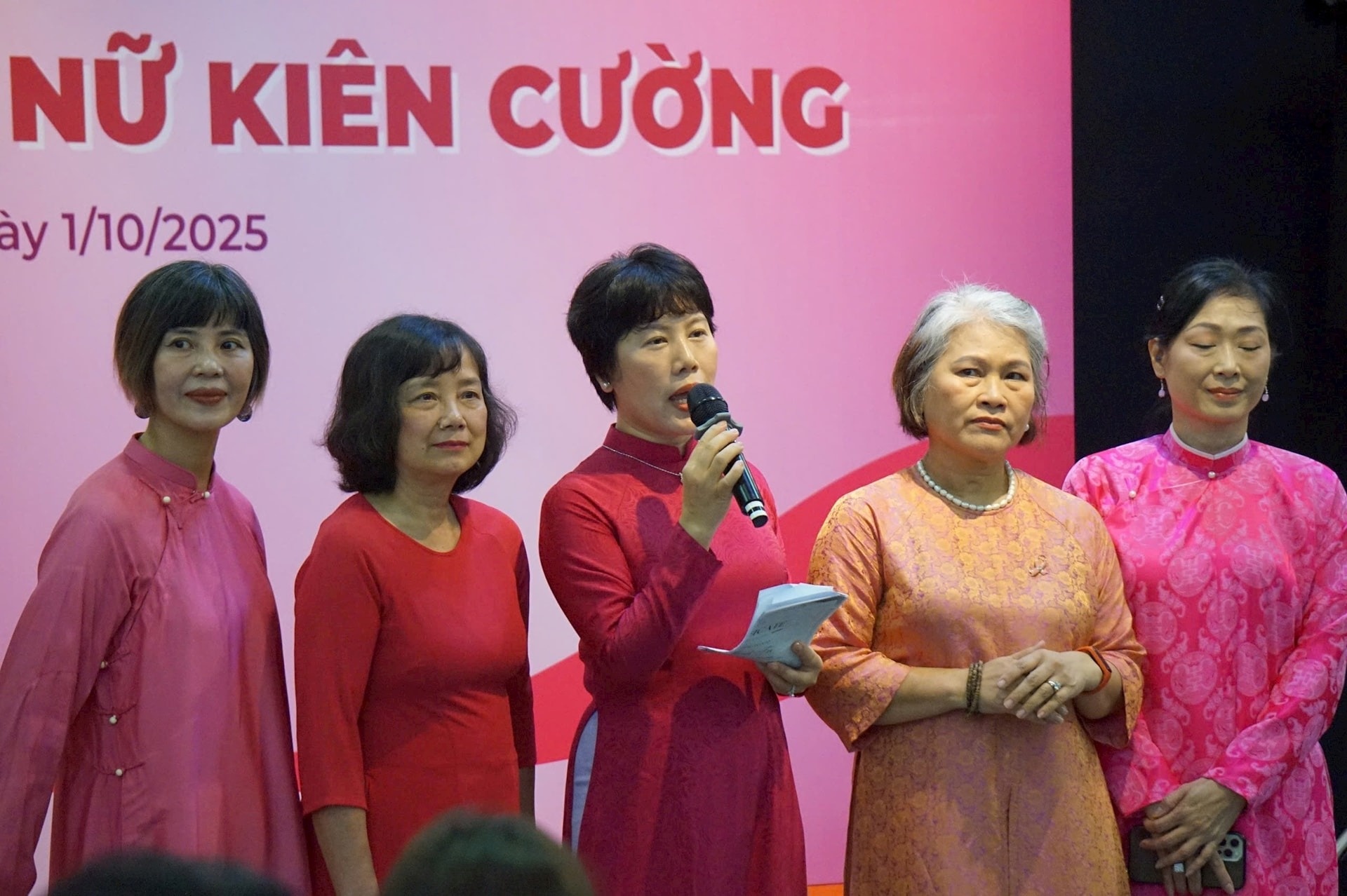 Nhung phu nu kien cuong chien dau voi ung thu vu hinh anh