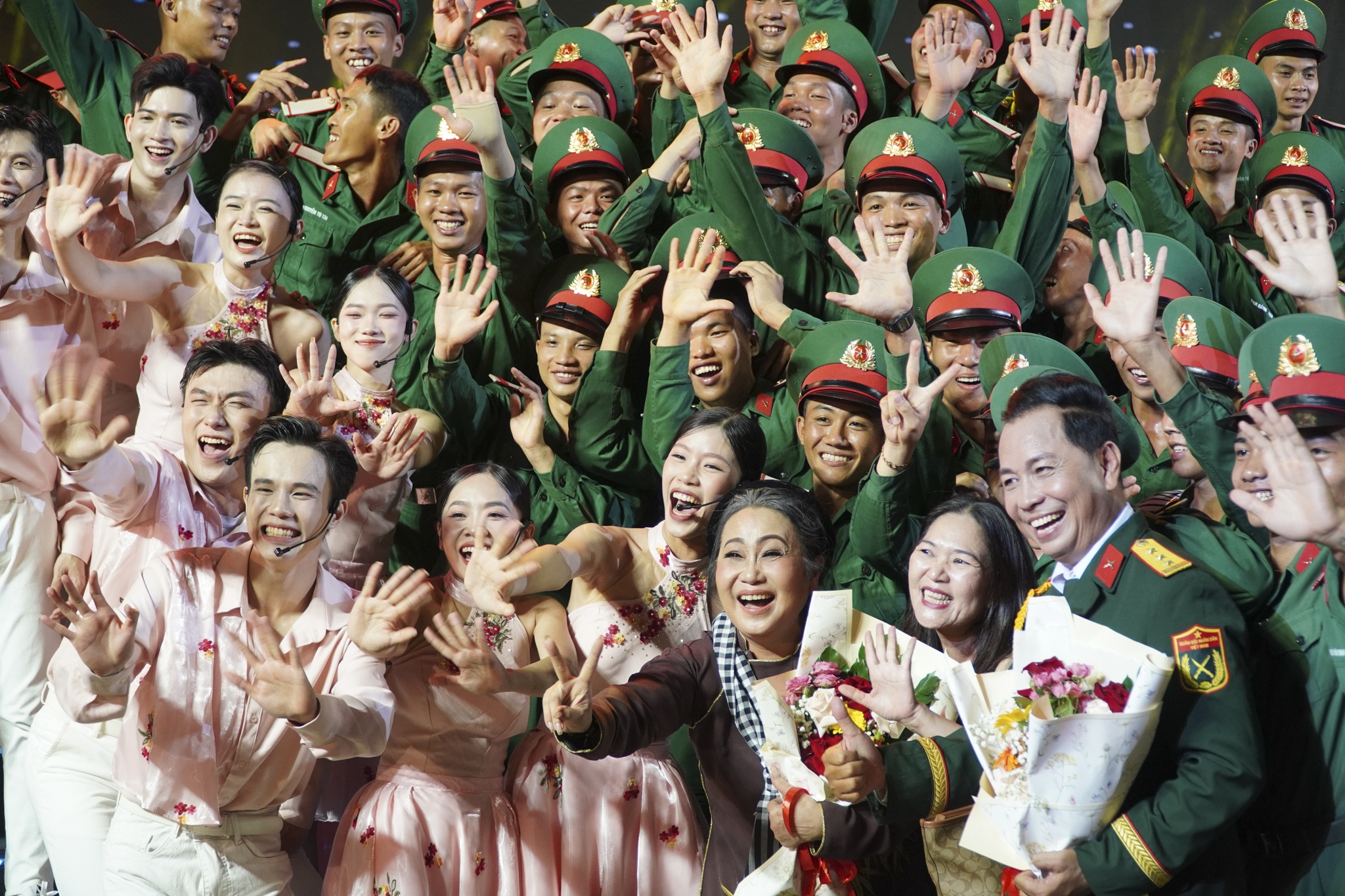 Ron rang hoi sach 'Huyen thoai Con Dao' hinh anh