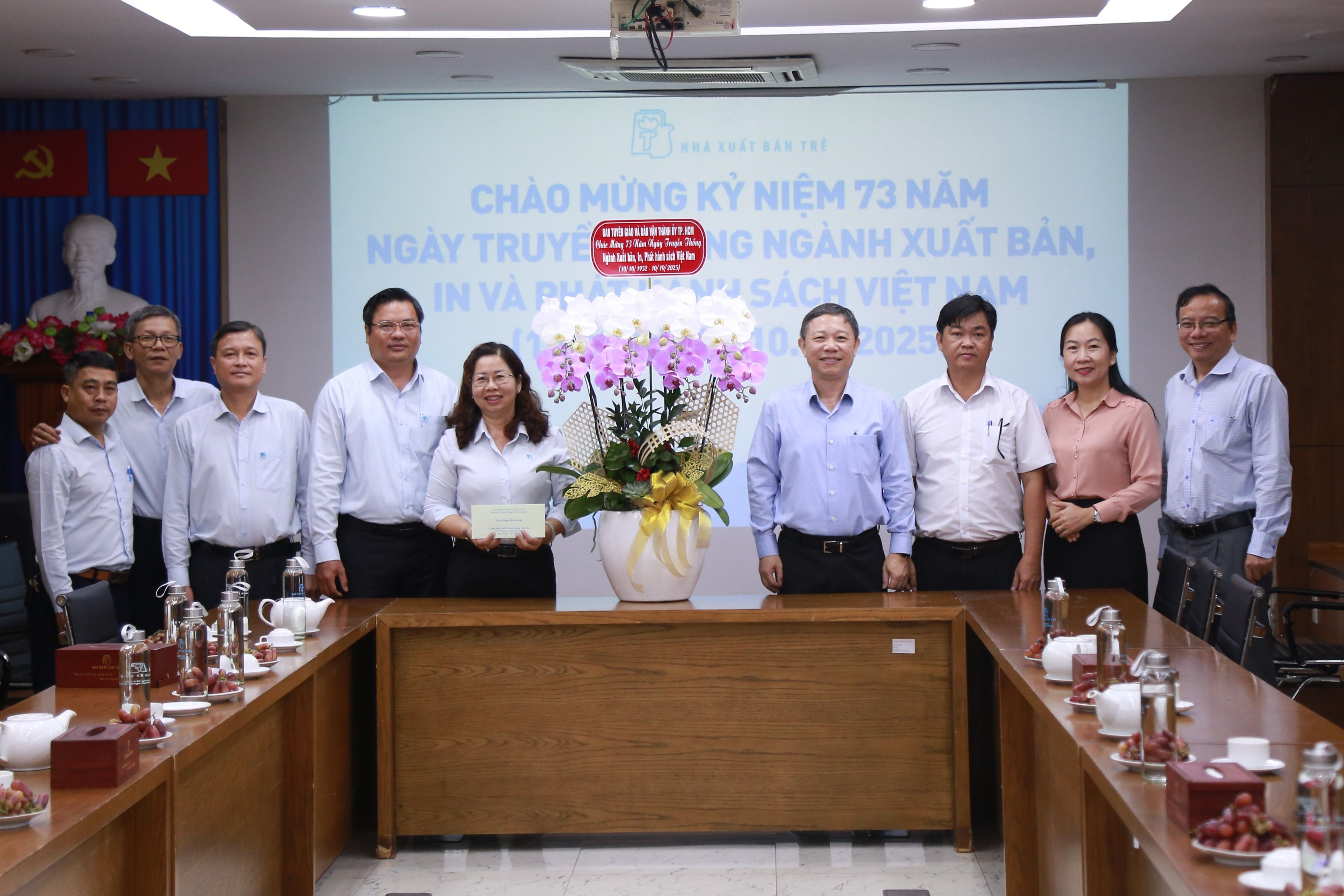 Ban Tuyen giao va Dan van Thanh uy TP.HCM tham NXB Tre hinh anh