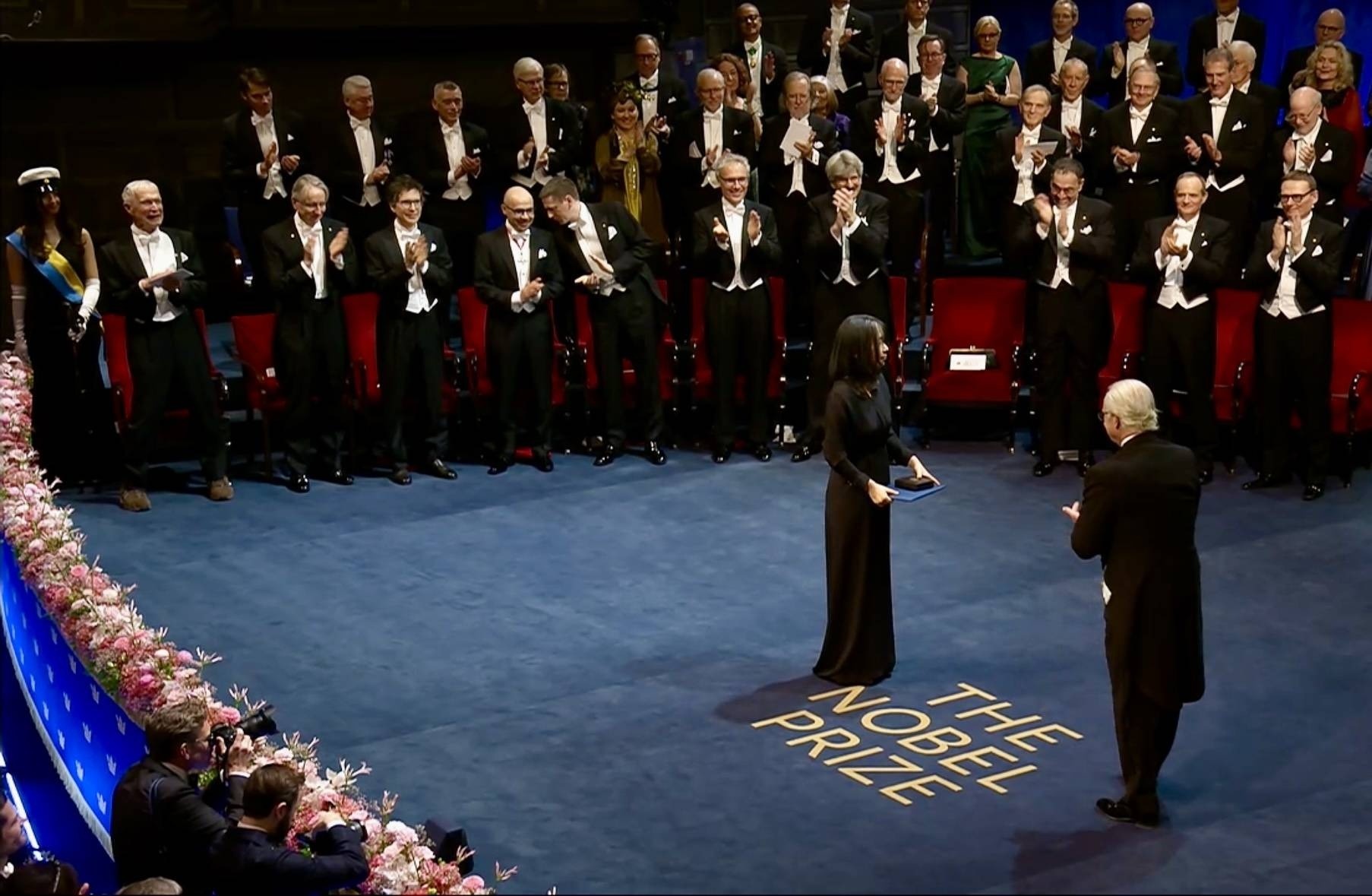 'Doan trung Nobel Van hoc kho hon trung so' hinh anh