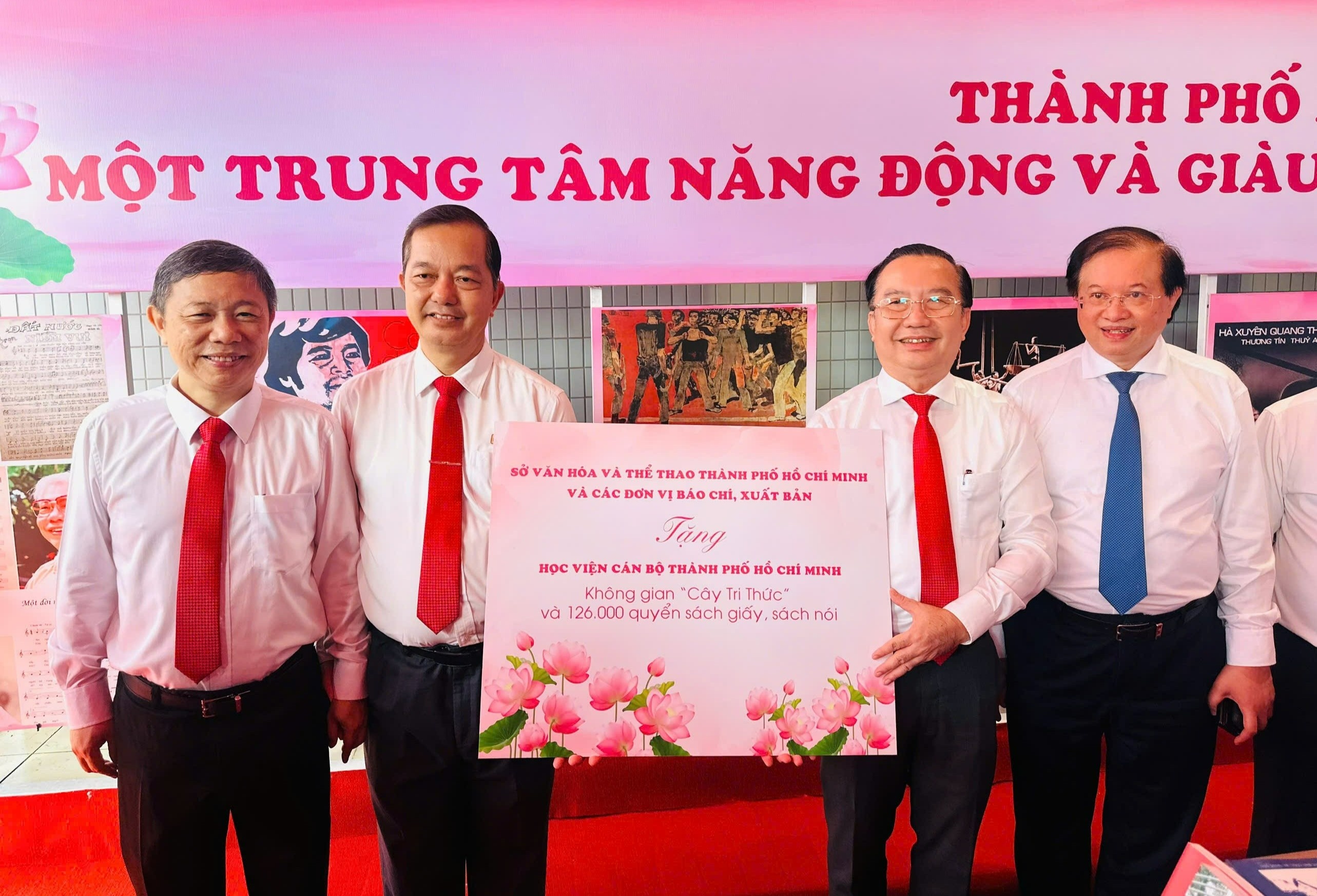 TP.HCM trao tang 126.000 sach giay, sach noi cho Hoc vien Can bo hinh anh