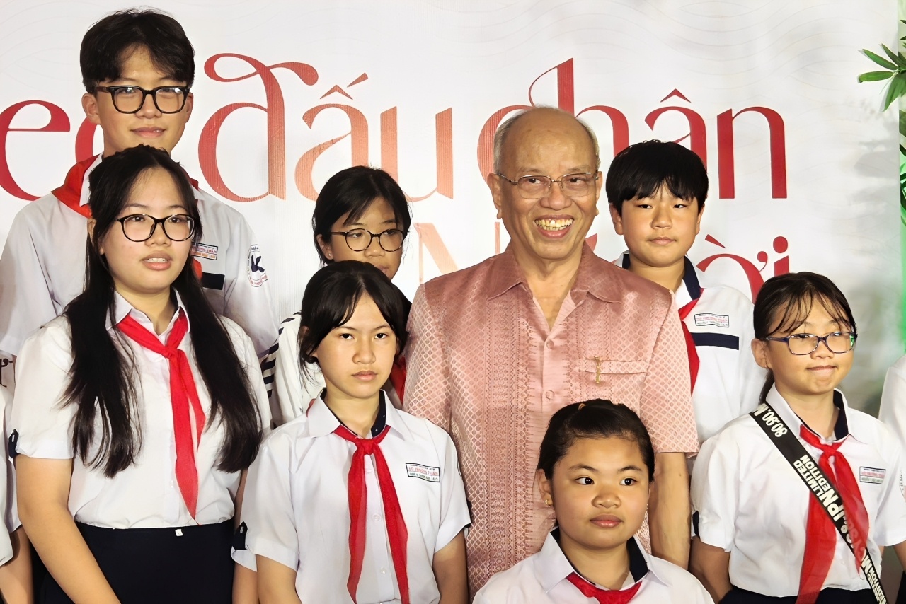 Di hon 20 quoc gia de viet ve nhung ngay Bac Ho o nuoc ngoai hinh anh