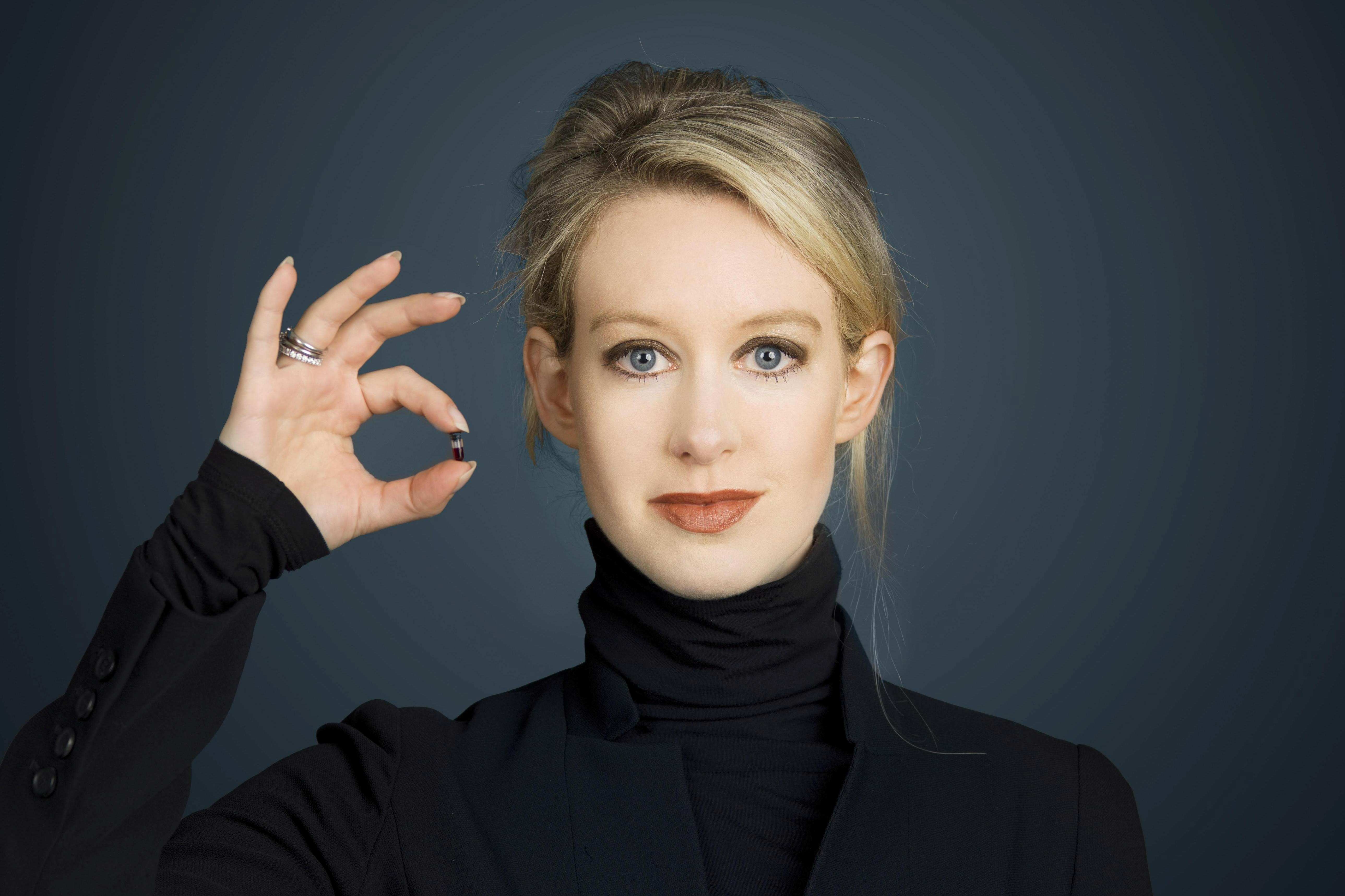Elizabeth Holmes - co gai so huu 5 ty USD, tung duoc vi voi Steve Jobs hinh anh