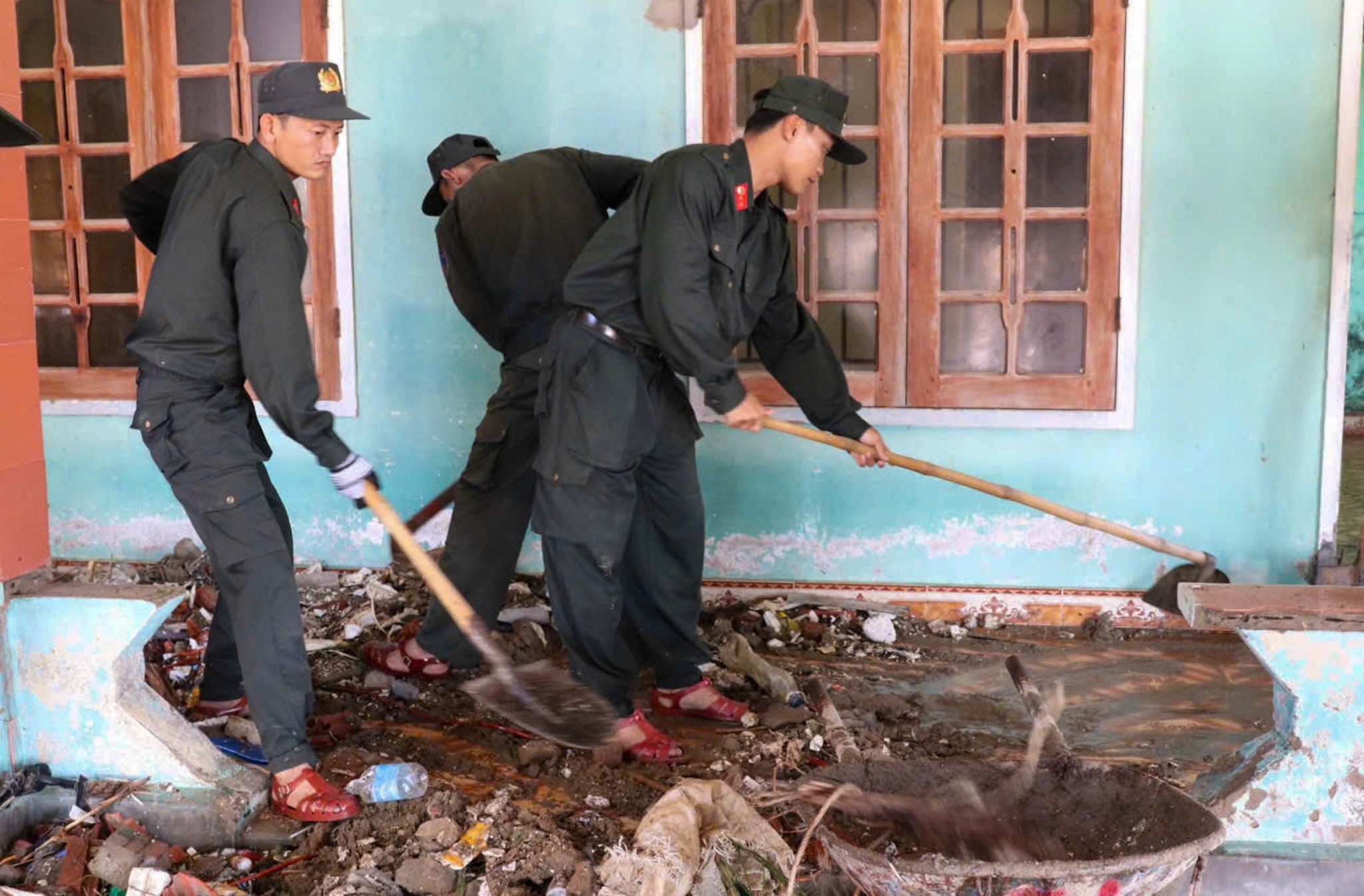 canh sat co dong anh 4