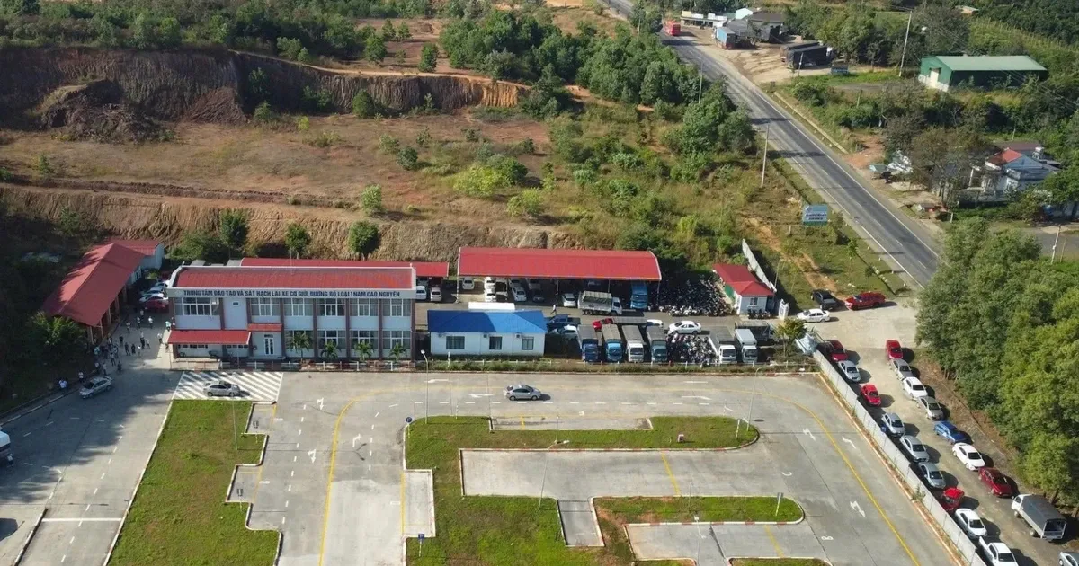 So Xay dung Lam Dong noi ve vu 'giao vien' day lai xe truot kiem tra hinh anh