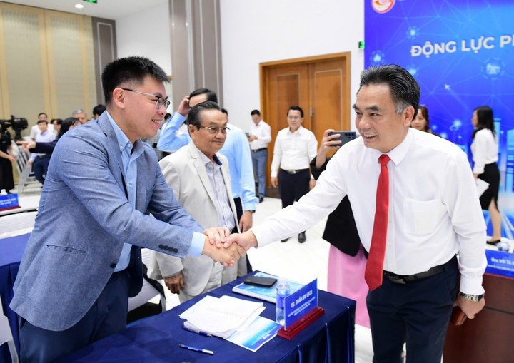 Nha khoa hoc lam viec o TP.HCM duoc huong luong den 100 trieu/thang hinh anh