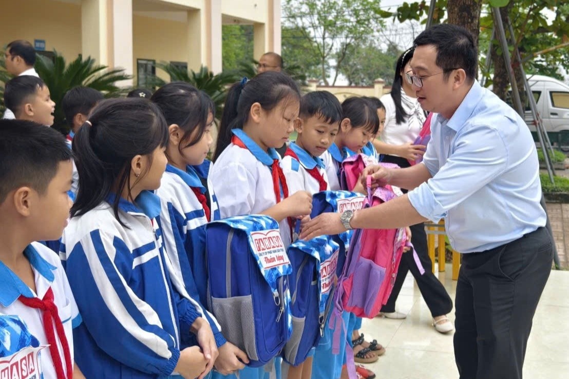 Trao 3.000 phan qua den hoc sinh va ho dan vung lu lut mien Trung hinh anh