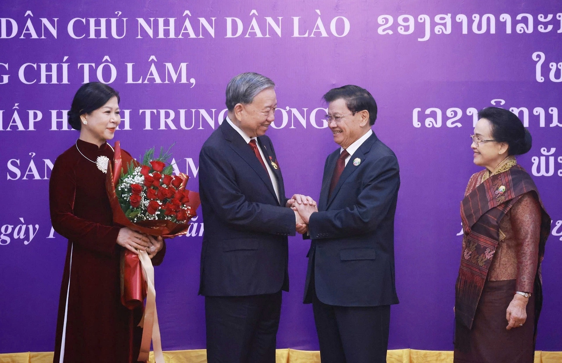 Sach hay ve tinh huu nghi Viet Nam - Lao hinh anh