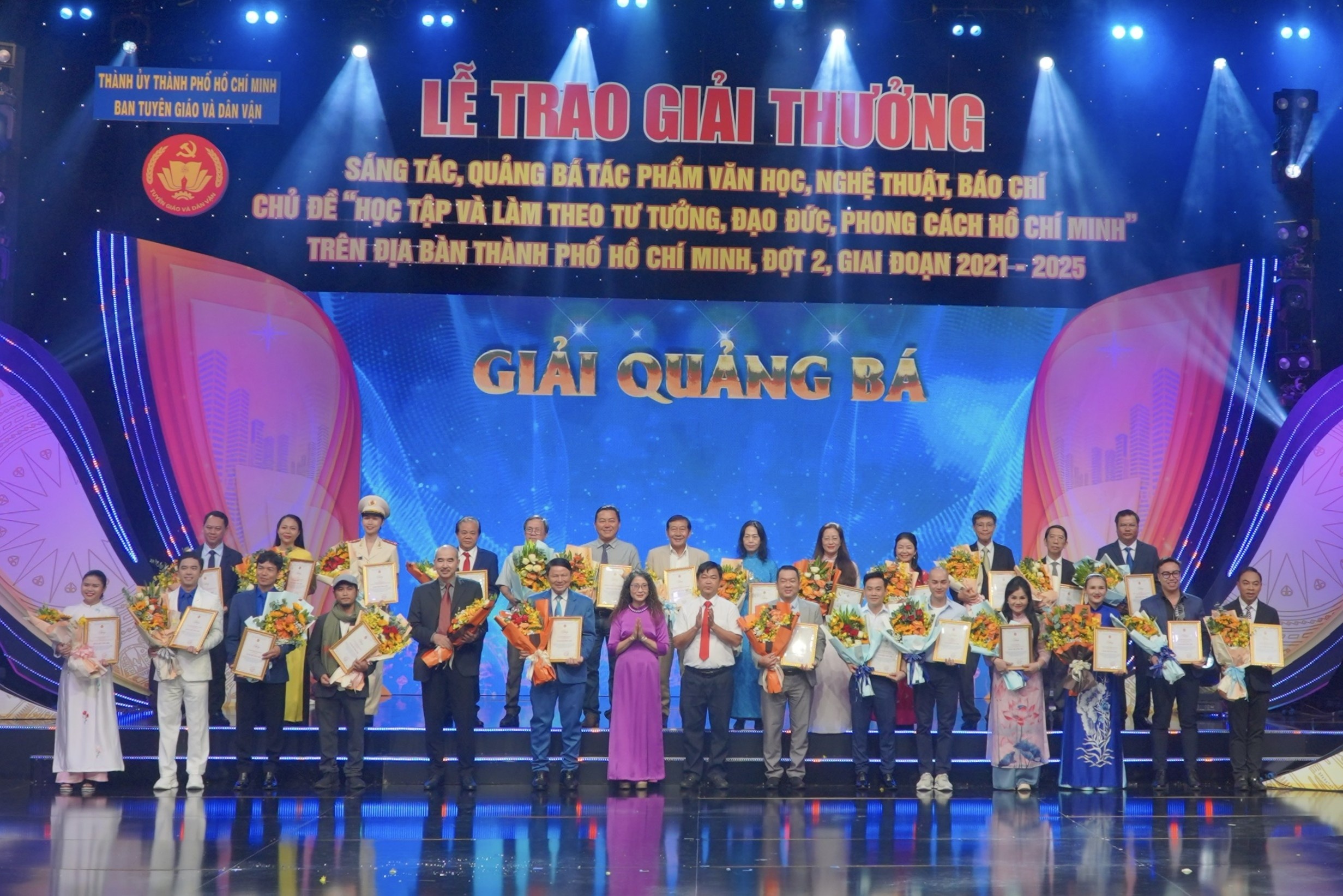 NXB Tre, NXB Tong hop TP.HCM duoc vinh danh hinh anh