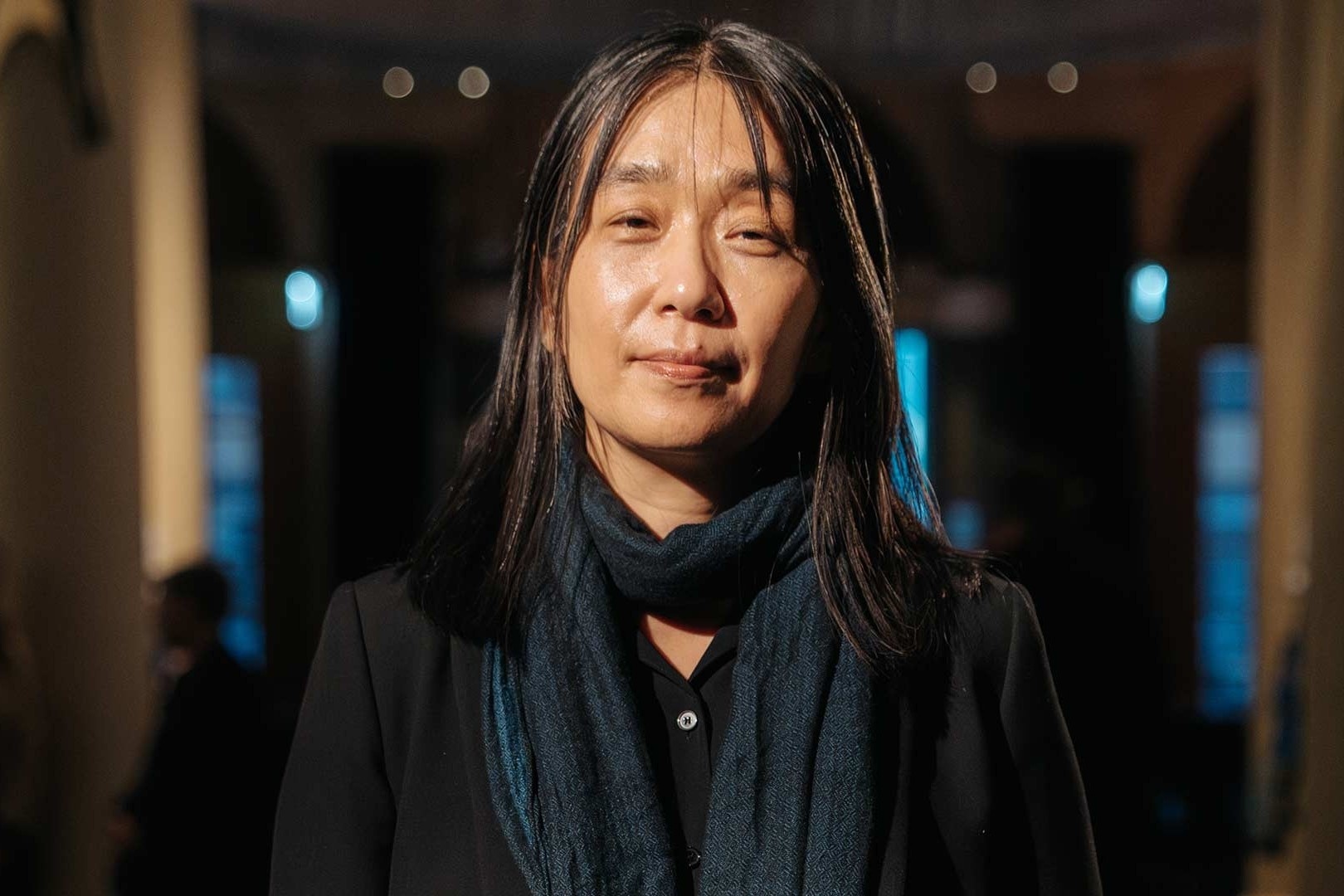 Han Kang lan dau ra mat sach phi hu cau bang tieng Anh hinh anh