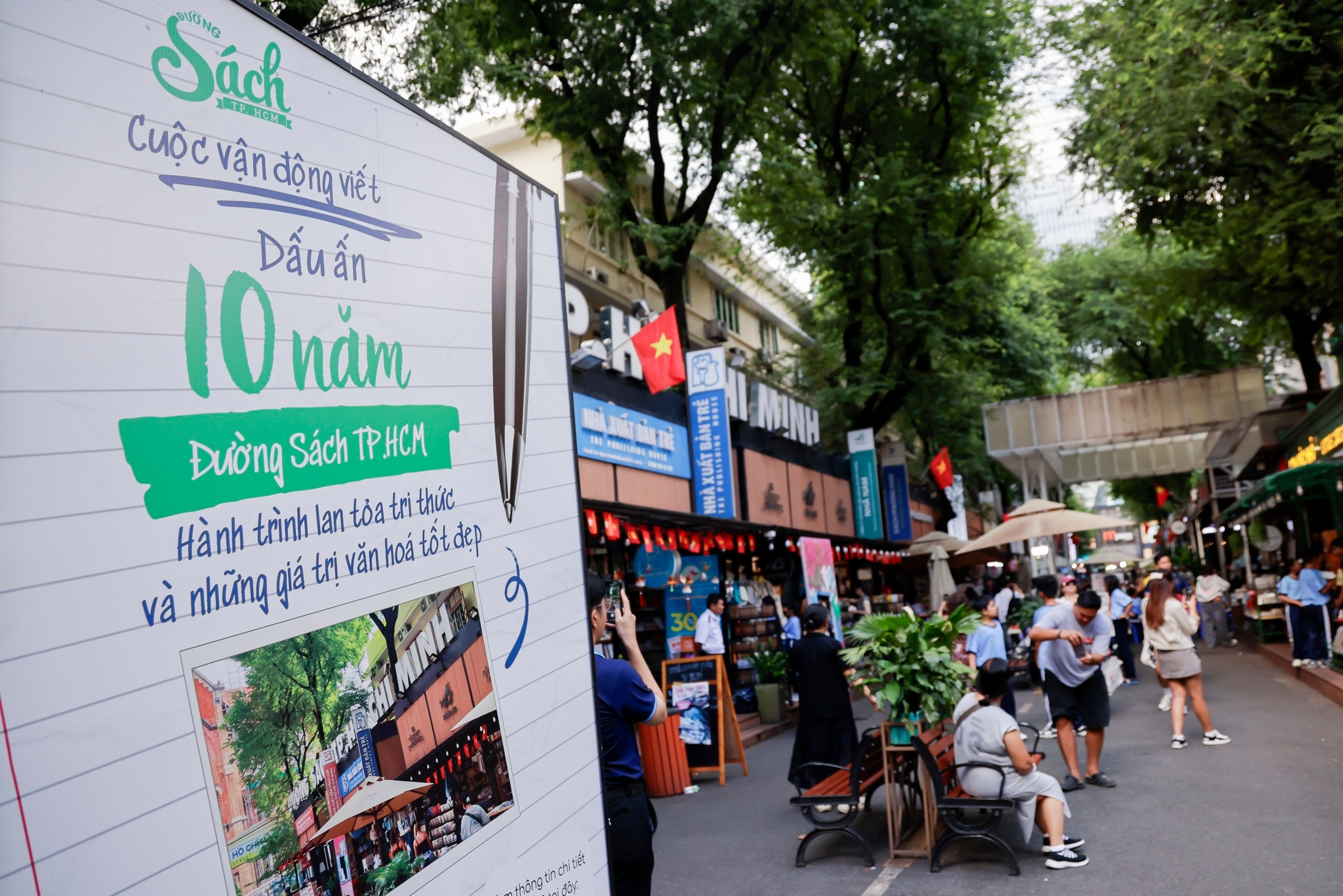 'Diem nghen' giu xe lai lam kho Duong sach TP.HCM hinh anh