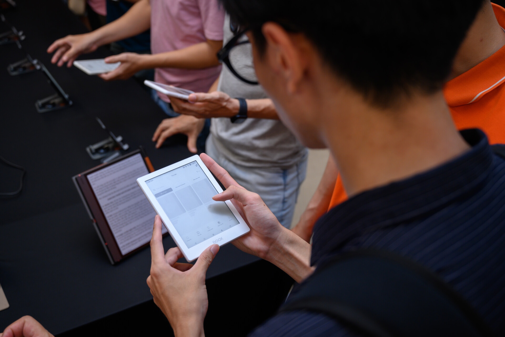 Tra 150.000 dong cho 1 ly ca phe nhung ban khoan khi chi tien mua sach hinh anh