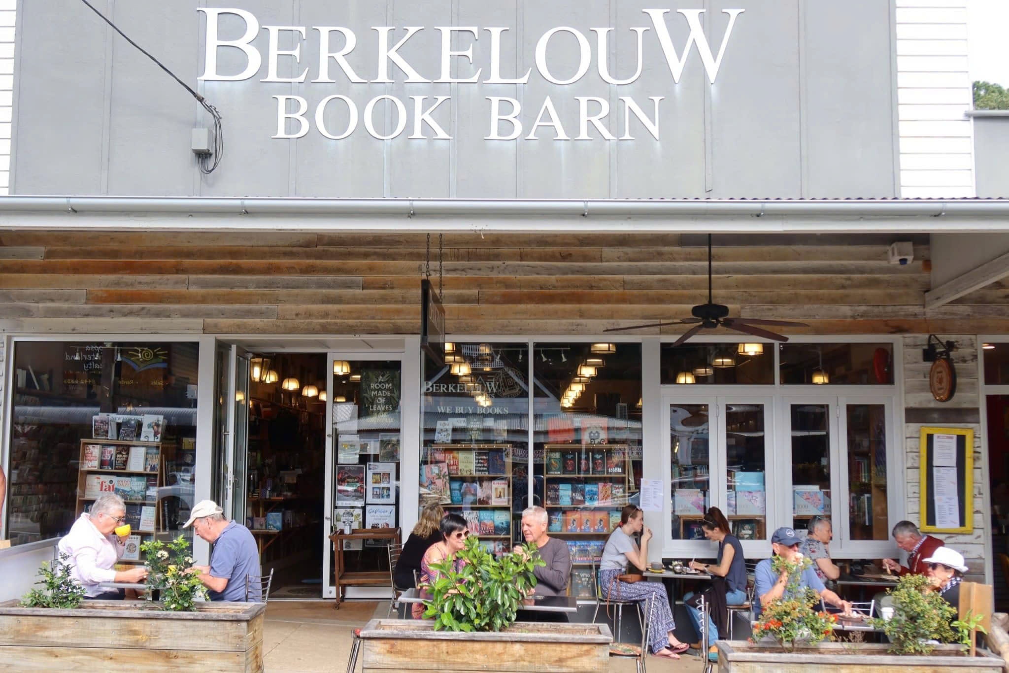 chuoi nha sach anh 1